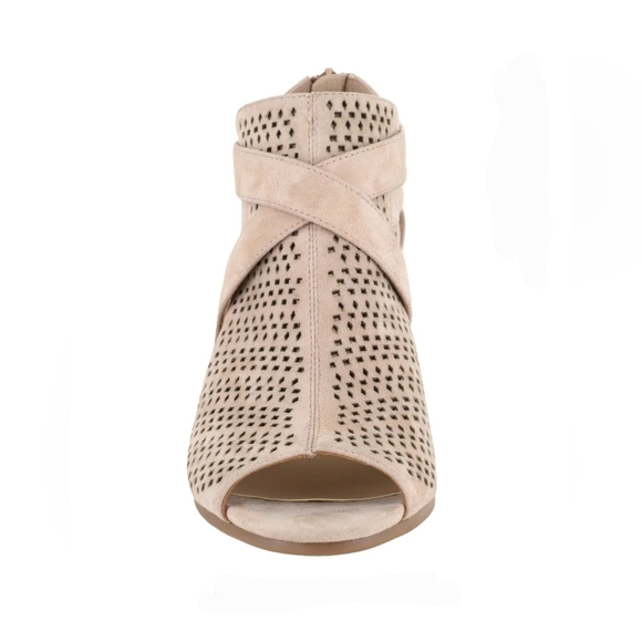 Bella Vita Tan Perforated Sandals 11W - Picture 3 of 8
